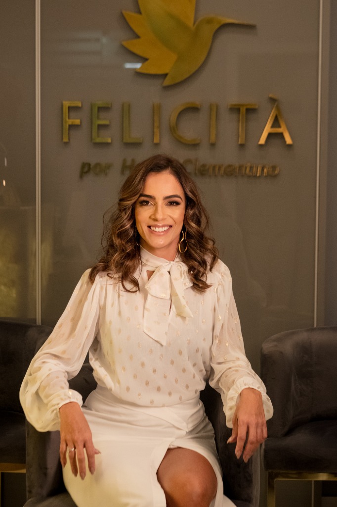Dra. Helga Clementino no Consultório